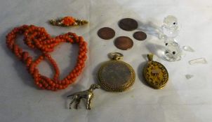 A bag of miscellaneous jewellery,