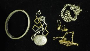 A quantity of vintage jewellery, including gold,