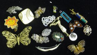 A quantity of brooches