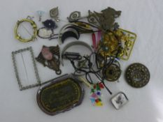 A bag of costume jewellery