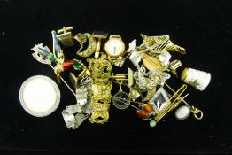 A quantity of vintage jewellery