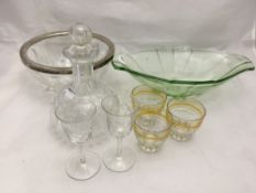 A small quantity of decorative glassware