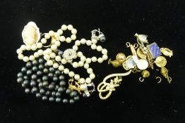 A quantity of costume jewellery,