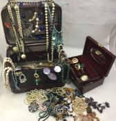 A quantity of miscellaneous jewellery