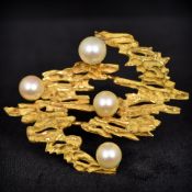 An 18K yellow gold and pearl mounted brooch Of pierced bark form. 4.5 cm wide.
