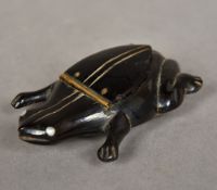 A late 19th century horn snuff box Carved as a frog. 7.5 cm long.