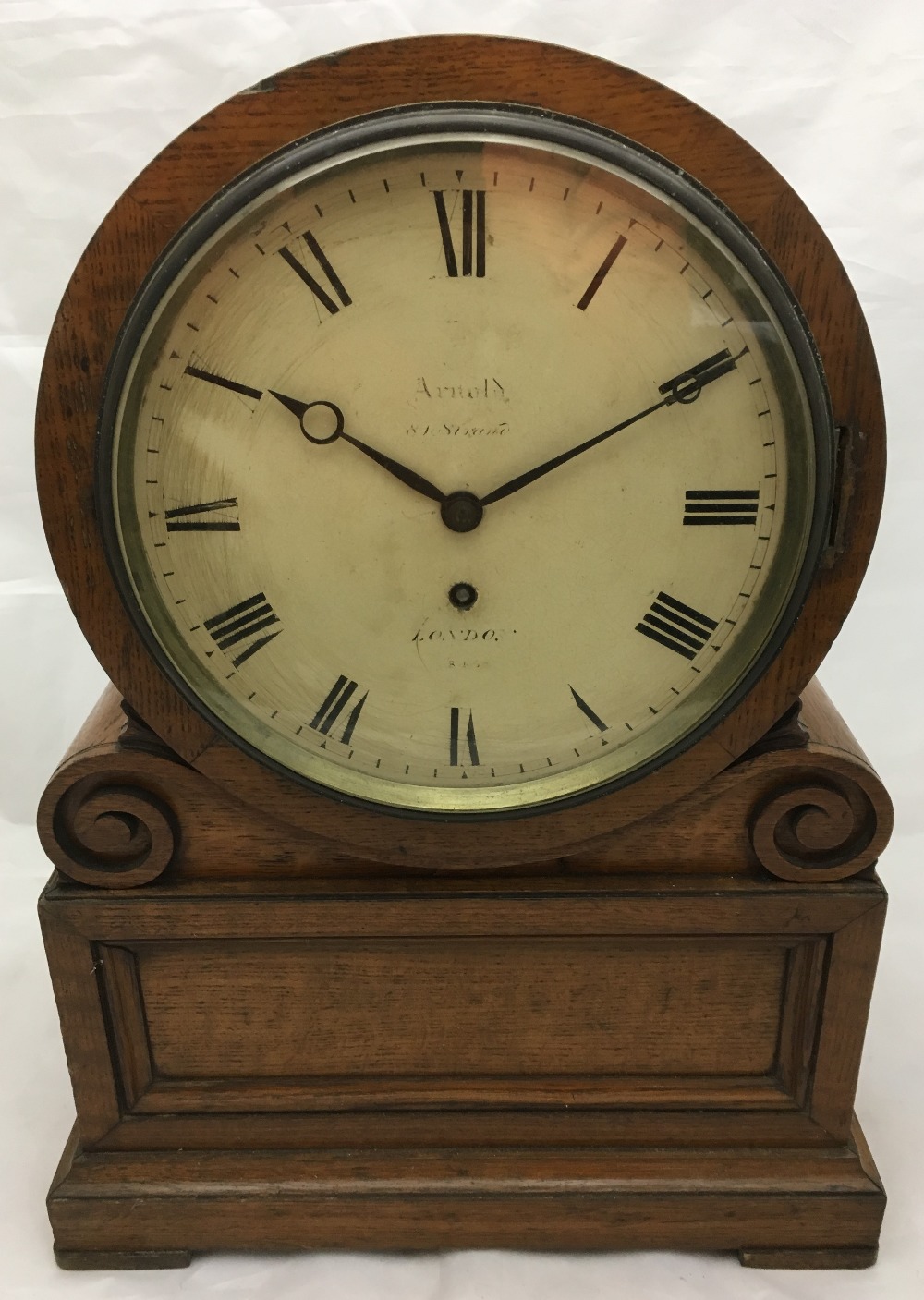 A Victorian oak cased bracket clock The white dial with Roman numerals inscribed Arnold 8? Strand, - Bild 2 aus 13