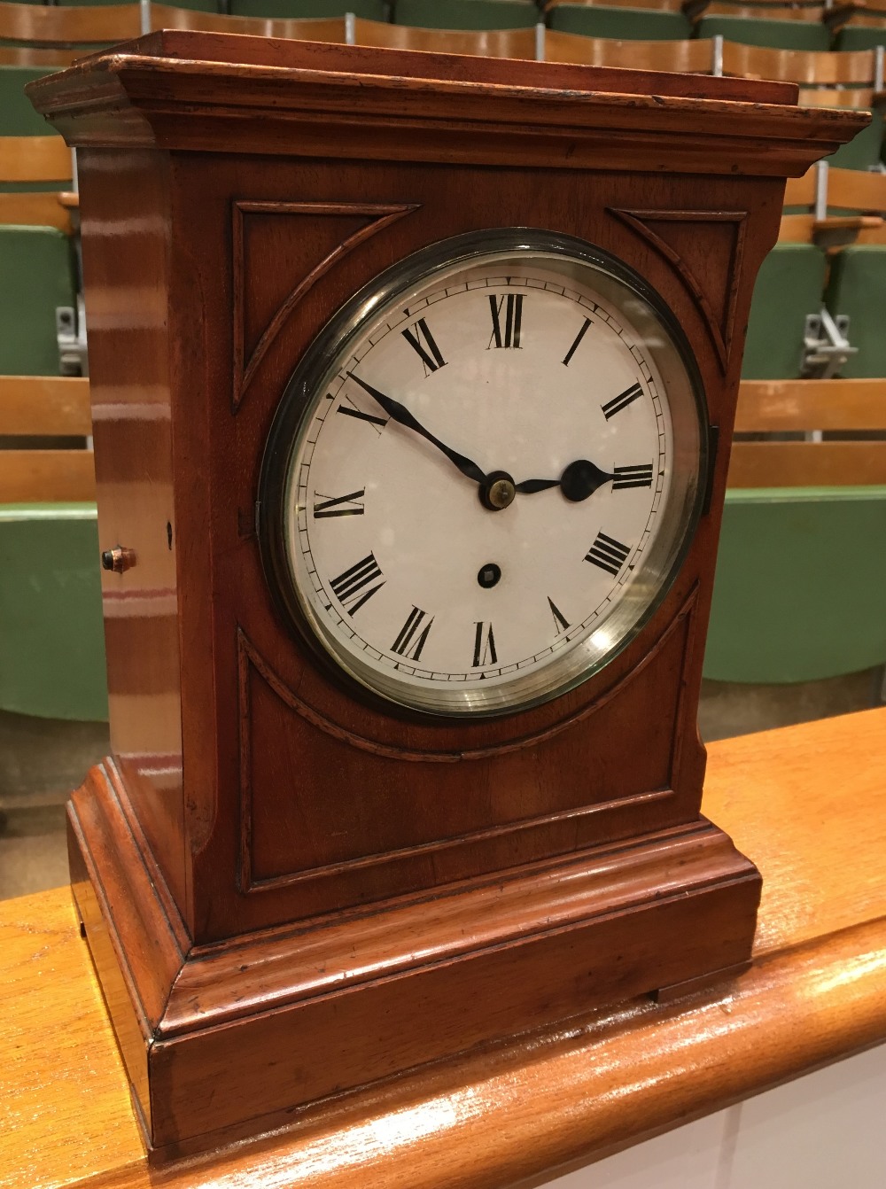 A Victorian mahogany mantel clock The moulded rectangular top above the white dial with Roman - Bild 2 aus 3