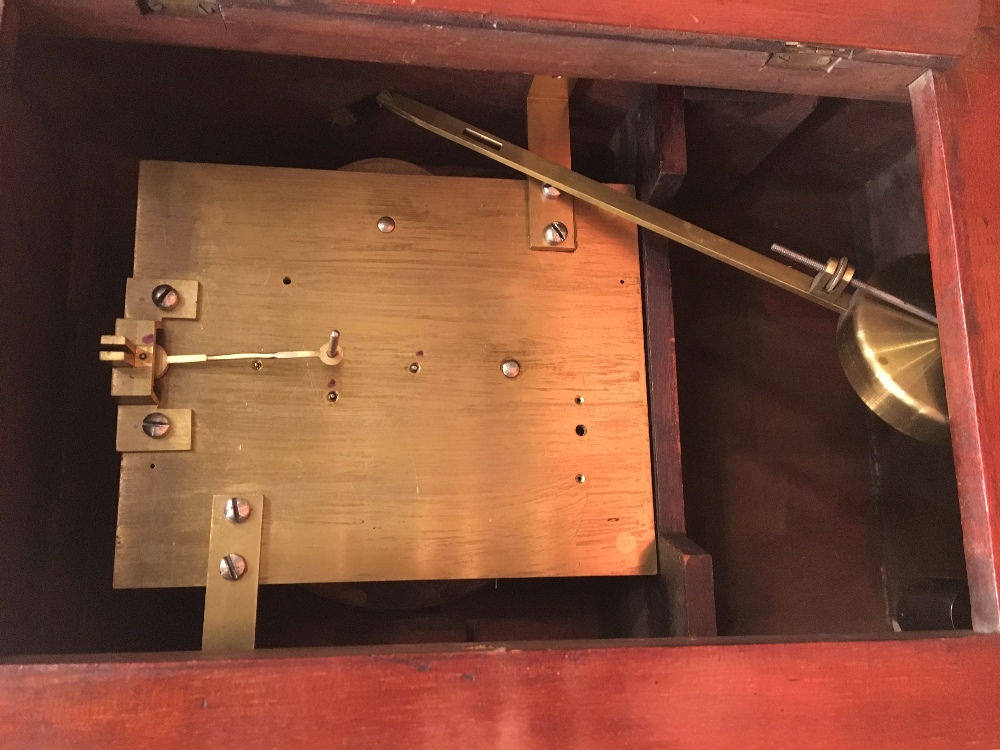 A Victorian mahogany mantel clock The moulded rectangular top above the white dial with Roman - Bild 3 aus 3