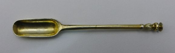 A small Victorian silver gilt seal top marrow scoop