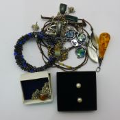 A quantity of costume jewellery