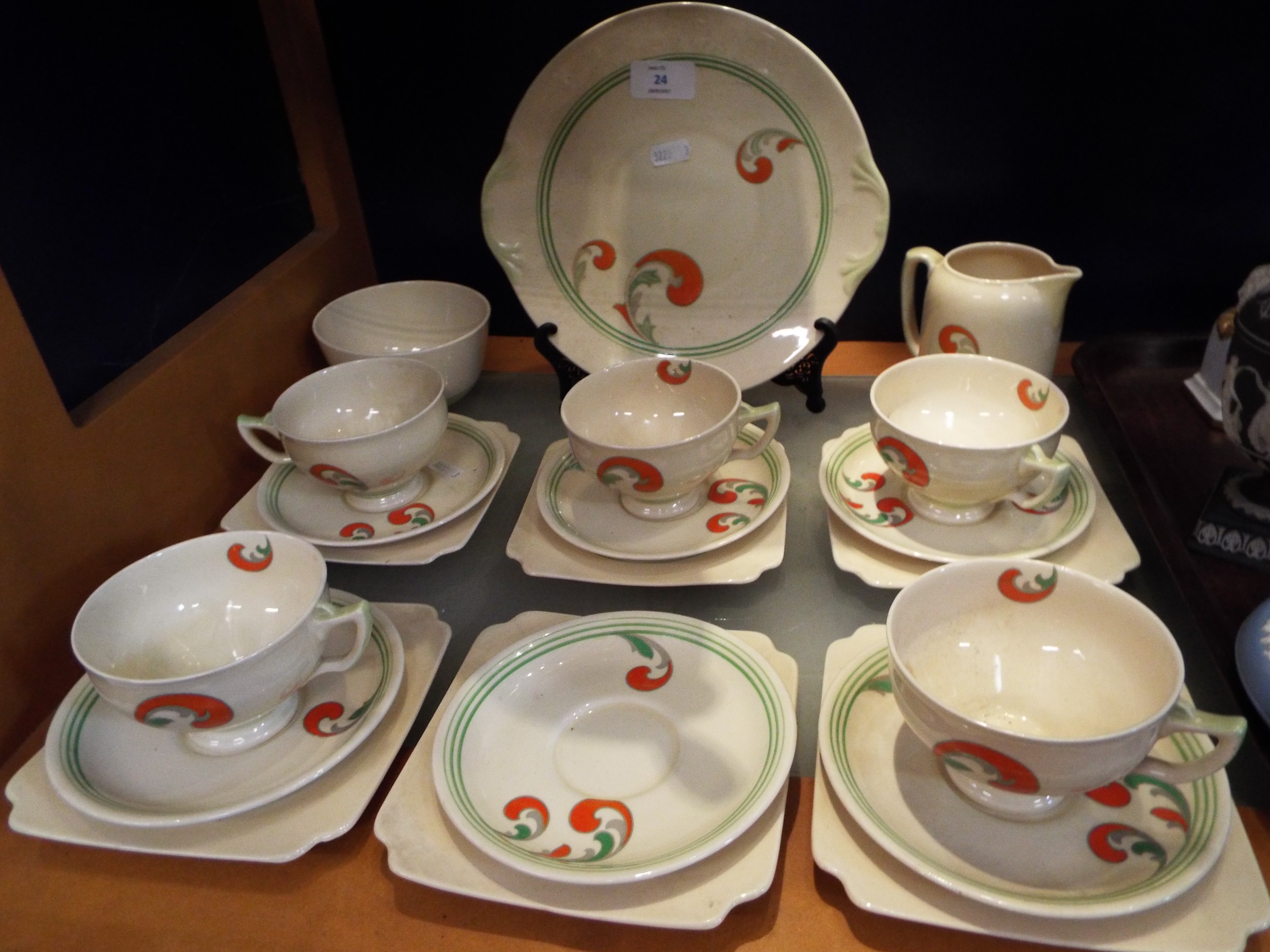 An Art Deco Doulton 'Lynn' pattern part tea service 5 x cups all in good condition