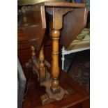 Quality oak drop leaf gate leg table on bobbin turned supports