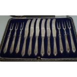 Cased set of 6 silver hallmarked cake knives and forks by Thomas Bradbury