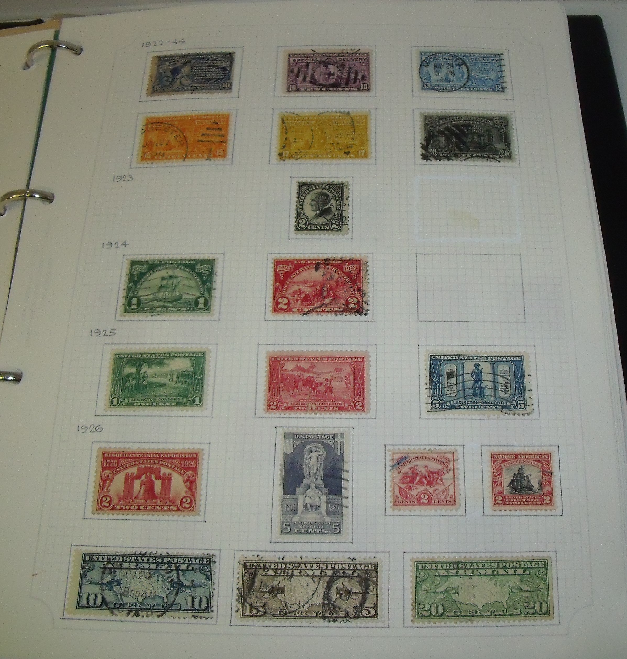 Large ring binder stamp album dedicated to U.S. - Image 2 of 2