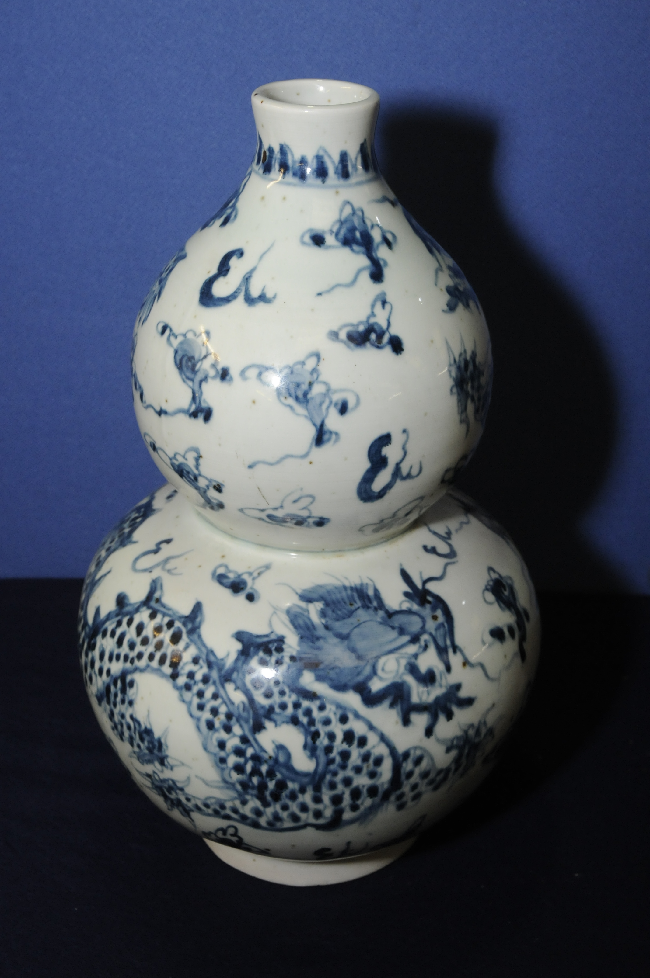 Chinese blue and white double gourd vase decorated with five toed dragons (37cm high)