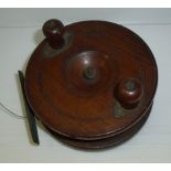Large wooden Scarborough twin handled fishing reel (diameter 14cm)