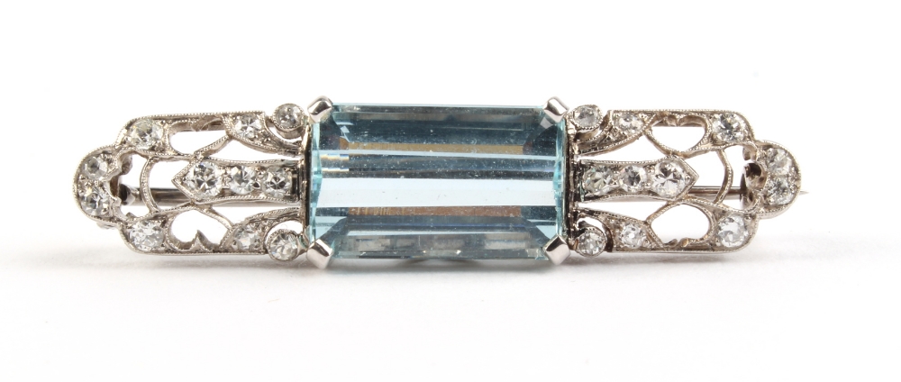 Property of a lady - an early 20th century Belle Epoque aquamarine & diamond brooch, the rectangular
