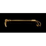 Property of a lady - a 9ct gold brooch modelled as a riding crop, 1.75ins. (4.4cms.) long,