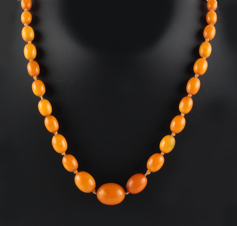 Property of a lady - a butterscotch amber bead necklace, approximately 19.0 grams (see