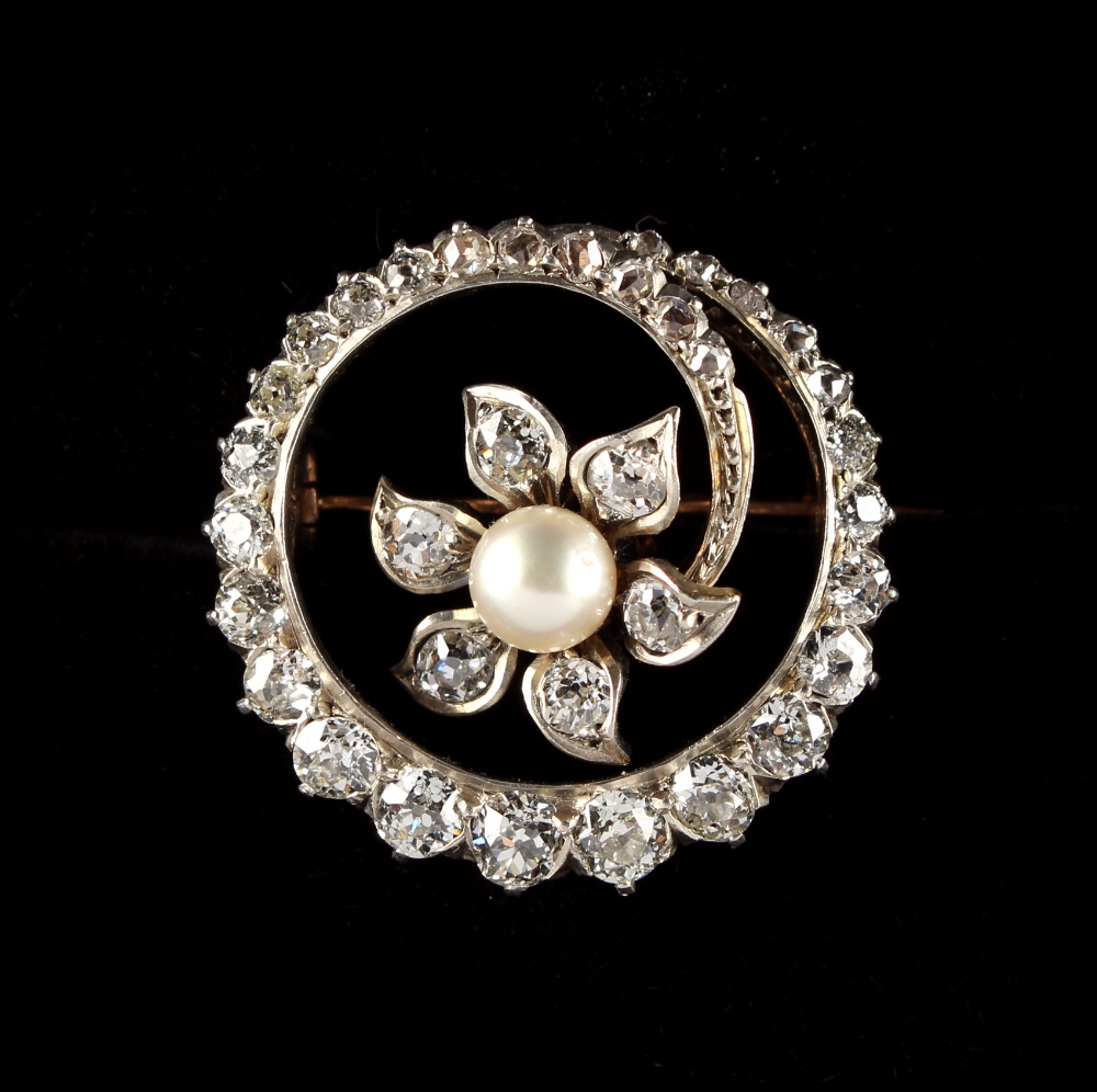 An early 20th century pearl & Old European cut diamond circular foliate brooch, 0.8ins. (2cms.)