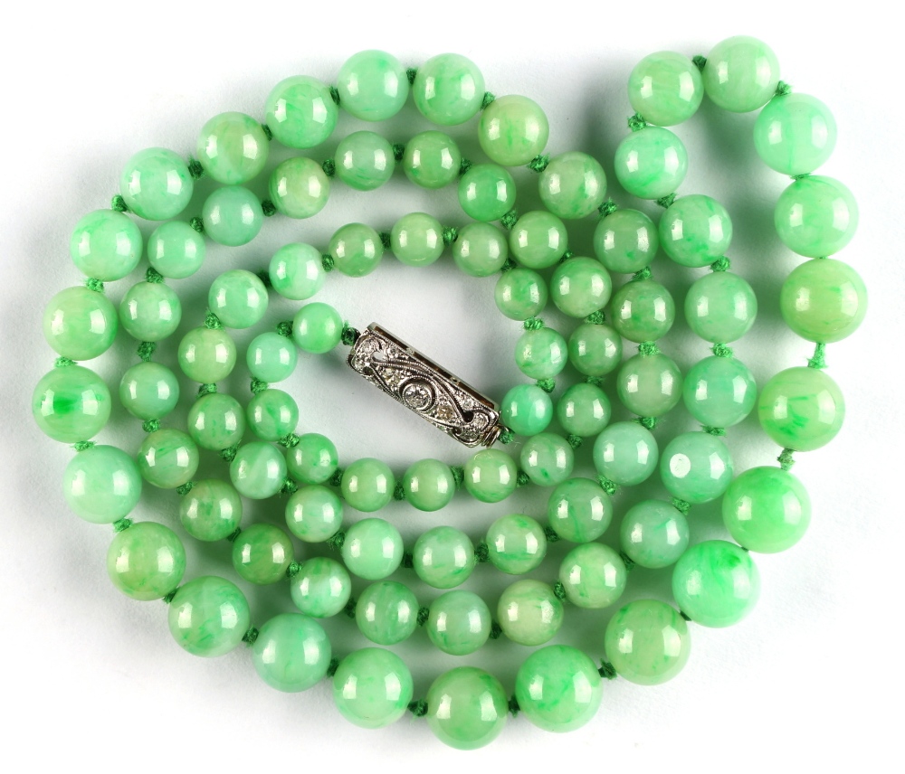 A single strand graduated jadeite bead necklace, the eighty individually knotted jadeite beads - Image 2 of 2