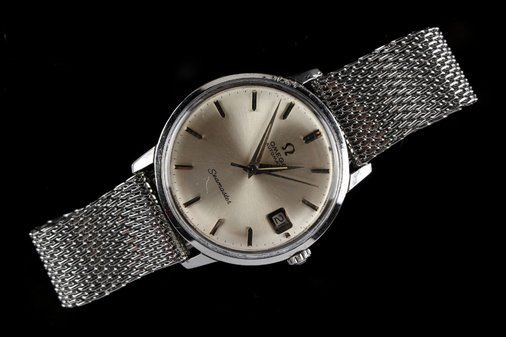 A gent's Omega Seamaster automatic stainless steel cased wristwatch with calendar aperture, on Omega