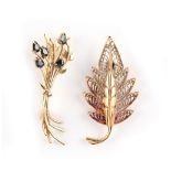 Property of a gentleman - an Omani gold filigree leaf brooch, tests high carat, 1.6ins. (4cms.)