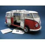 A Boxed Franklin Mint 1:24th Scale Diecast 1962 Volkswagon Split Screen Microbus, highly detailed