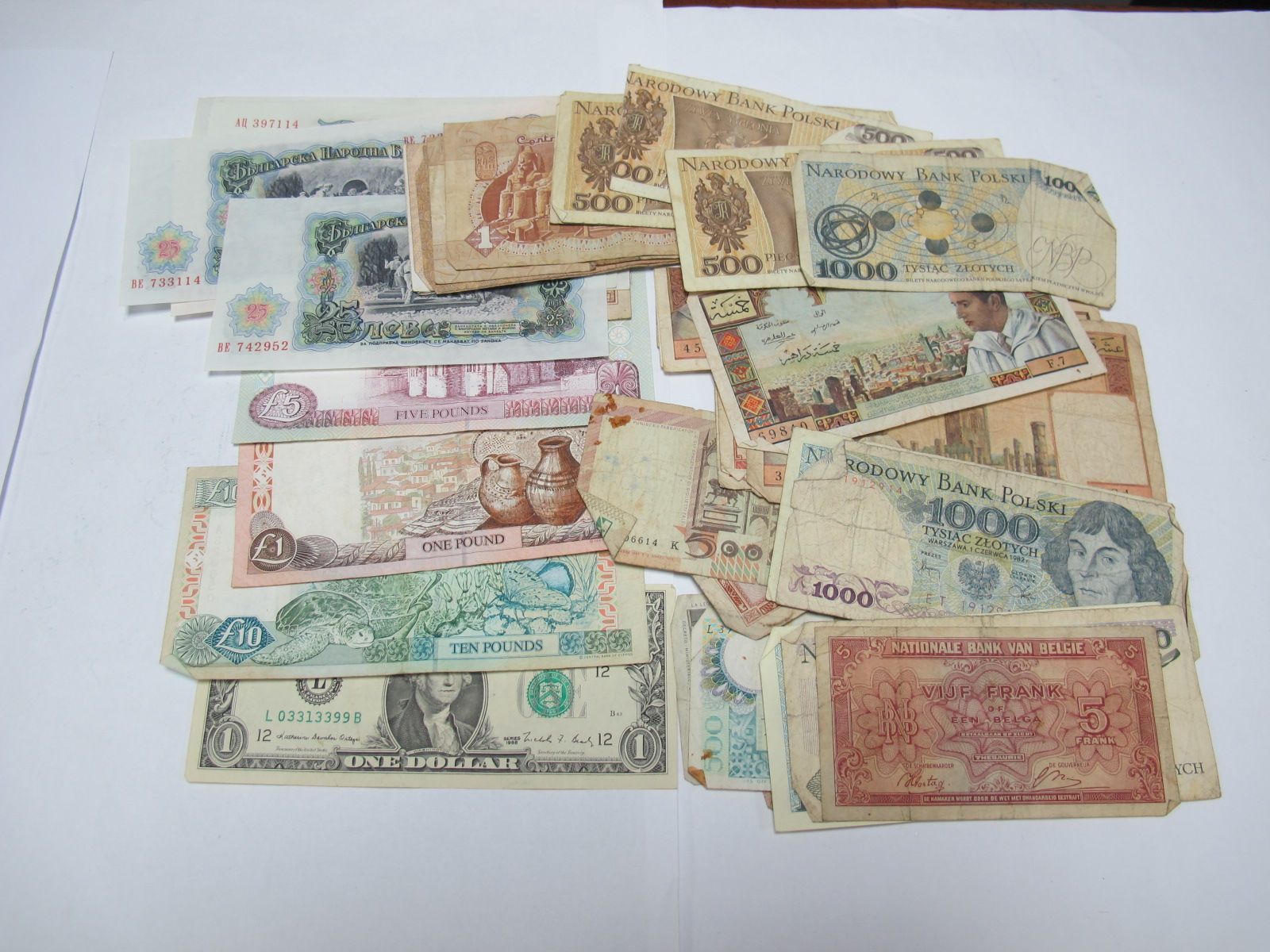 Cyprus Ten Lira, five Lira and one Lira banknotes (all 1997). A quantity of other overseas