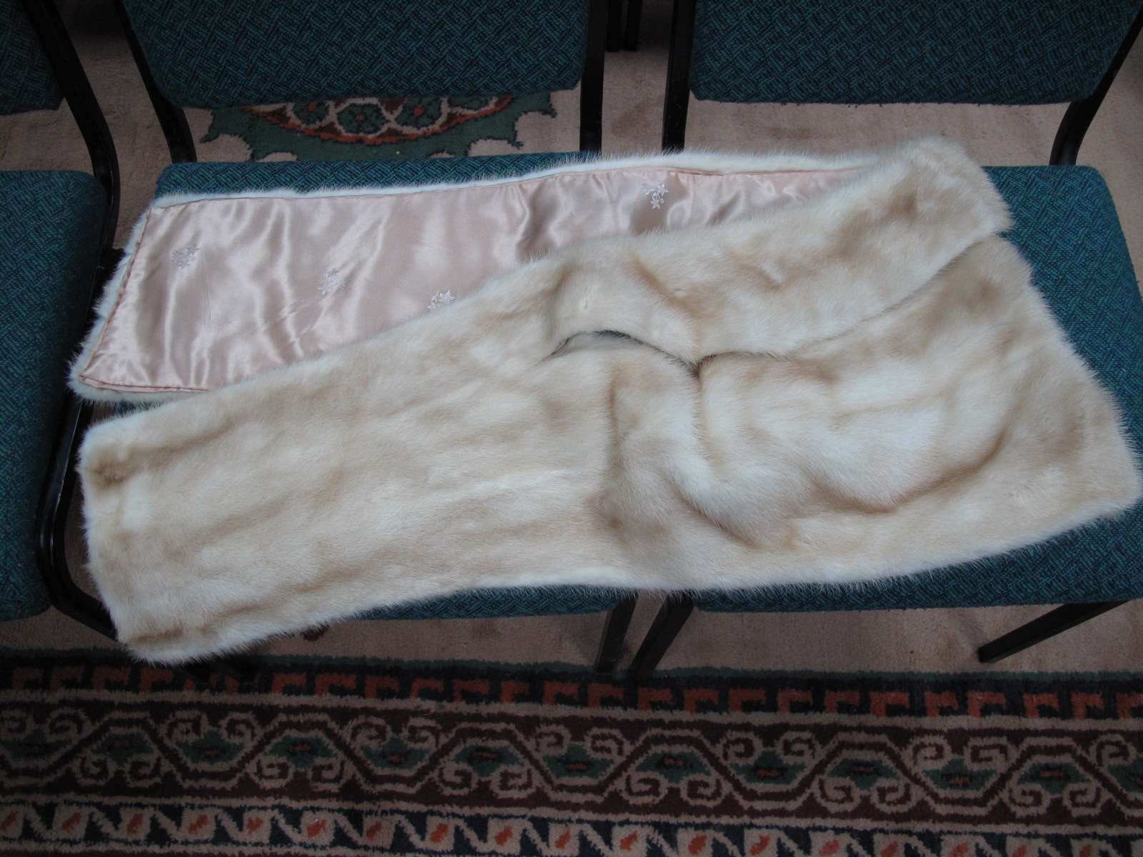 A Mid XX Century Cream Mink Fur Stole, and a riding crop. (2) - Image 2 of 5