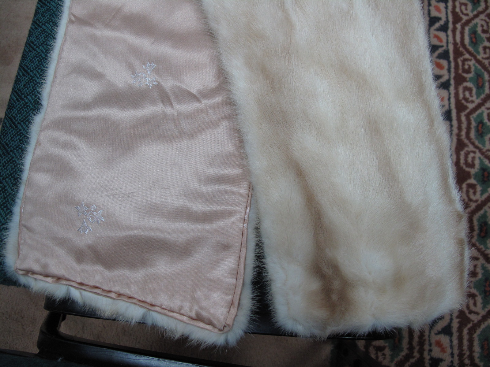 A Mid XX Century Cream Mink Fur Stole, and a riding crop. (2) - Image 3 of 5