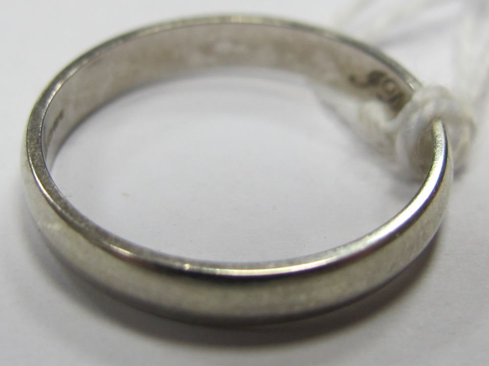 A 9ct White Gold Wedding Band.