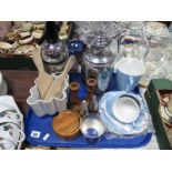 Thomas Jug, soda syphon, jelly mould, Gaydon Melmex and other kitchenware:- One Tray