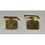 A pair of 9ct gold cufflinks, engraved with letter 'C', 375 stamped to reverse, 4.