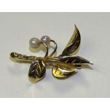 A 9ct gold pearl and leaf brooch, stamped 375 to underside, 4.6g, 3.