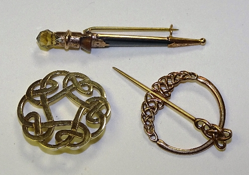 Two 9ct gold Celtic brooches, both stamped 375 to underside, (one with broken pin), 10.