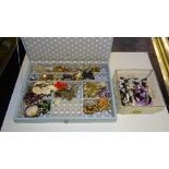 A quantity of costume jewellery,