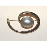 A 9ct gold mother of pearl brooch, stamped 9K to underside, 5.