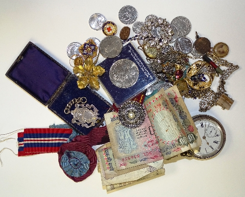 A small quantity of costume jewellery, world bank notes and coins,