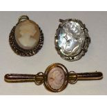 A 9ct gold cameo bar brooch, 5cm long, stamped 9ct, 2.