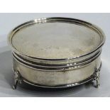 A silver circular trinket pot, hallmarks for Birmingham 1923 Adie Brothers,