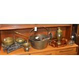 A sundry lot of brass and metalwares, to include brass jelly pan, mortar & pestle, old scales,