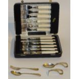 A cased silver christening spoon and shovel set, hallmarks for London 1919 DF,