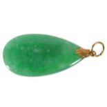 IMPERIAL JADE PENDANTset in 22 ct. gold links, 6 grams