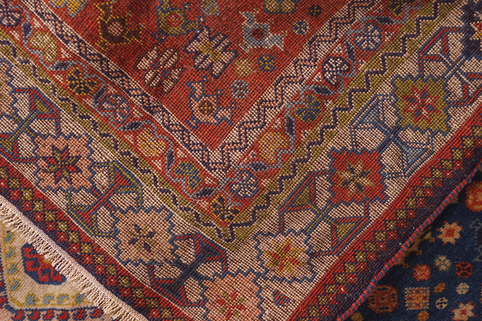 EARLY TWENTIETH-CENTURY SOUTHWEST PERSIAN RUG with ivory border and five medallions 151 x 245 cm. - Image 6 of 6