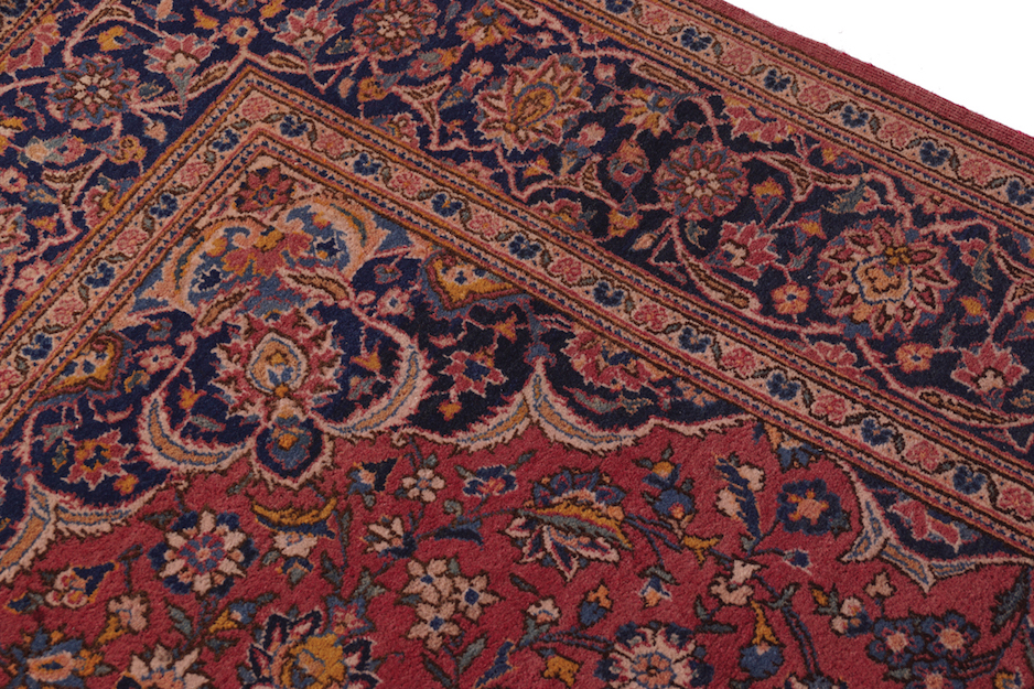 EARLY TWENTIETH-CENTURY KASHAN RUG on red ground, with central medallion 203 x 136 cm. - Image 3 of 5