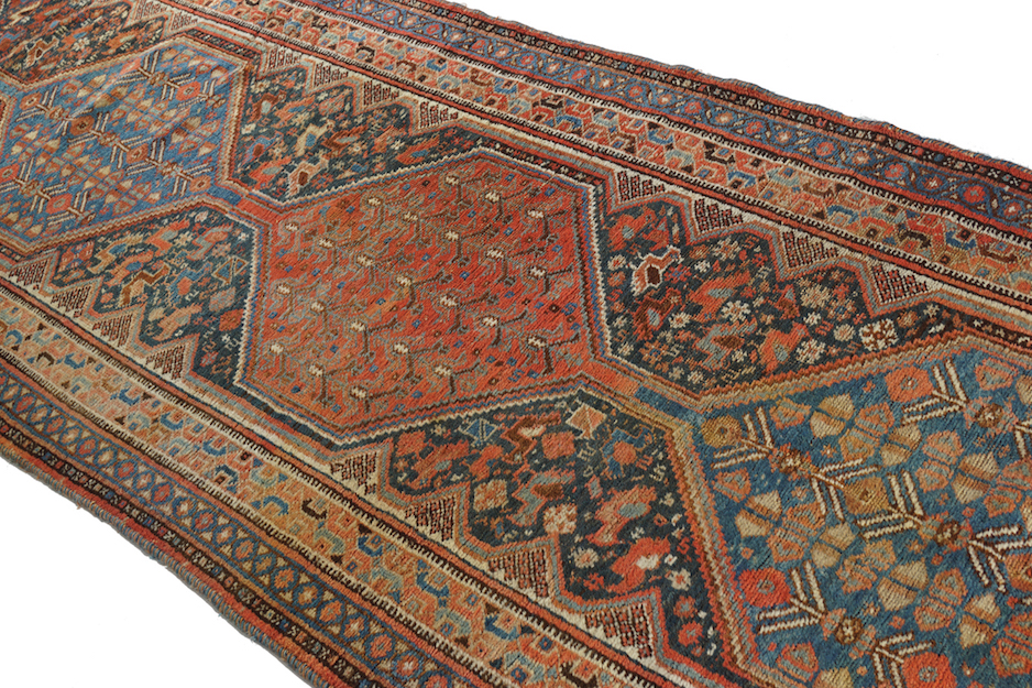 NINETEENTH-CENTURY SOUTHWEST PERSIAN KHAMSEH VEG DYE RUNNER 429 x 104 cm. - Image 5 of 5