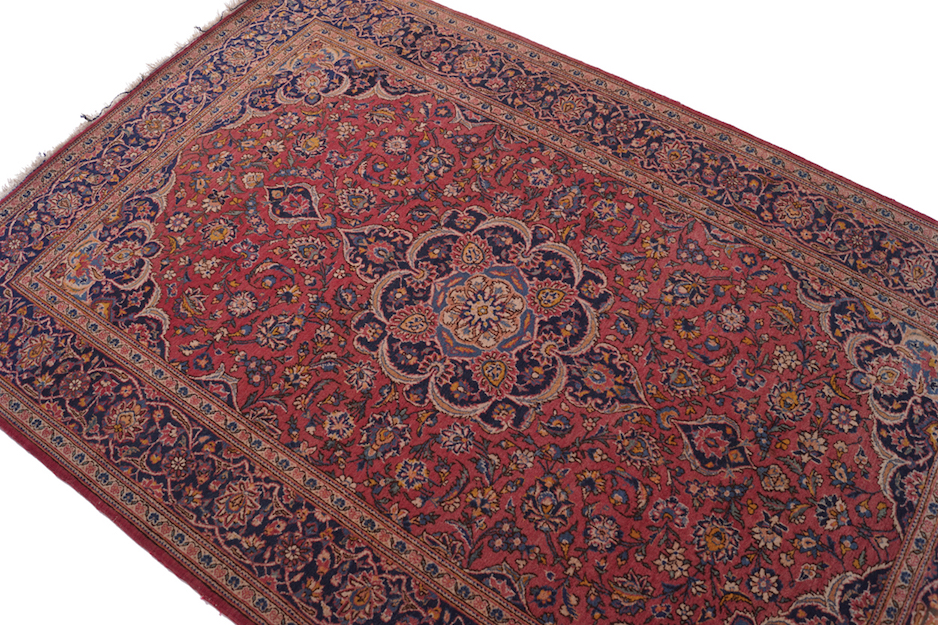 EARLY TWENTIETH-CENTURY KASHAN RUG on red ground, with central medallion 203 x 136 cm. - Image 4 of 5