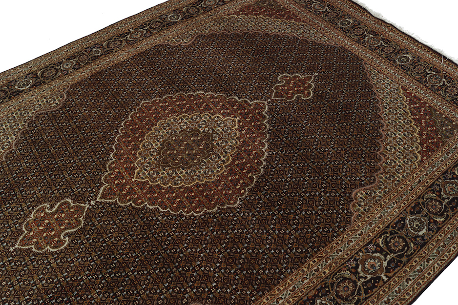 EARLY TWENTIETH-CENTURY NORTHWEST PERSIAN SILK AND WOOL TABRIZ MAI CARPET 208 x 298 cm. - Image 3 of 7
